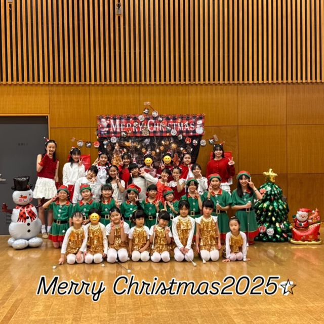 柏教室 2025年最後のレッスンはクリスマス会でした🎅

幼いお子さんが多いので何とも愛らしい姿が沢山でした🥰

そして、幼いお子さんに自然と手を差し伸べてくれるお姉さんNico達を誇りに思います♡

もうすぐ2025年が終わりますね☆
皆さんが健康でありますように☆

#バトン