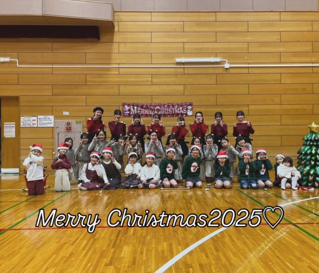 松戸教室 2025年最後のレッスンは、クリスマス会を開催🎄

みんなの笑顔が最高に輝いてました😆

大きいぬいぐるみが当たった子は、今年と来年の運を使い果たした！と。

そんなに喜んでもらえて、最高に嬉しかったです！

「くじ」が外れたことを報告してくれたお子さんのしょげた顔も、何とも言えない可愛らしさでした☺️
来年は当たるといいですね♡

#バトン